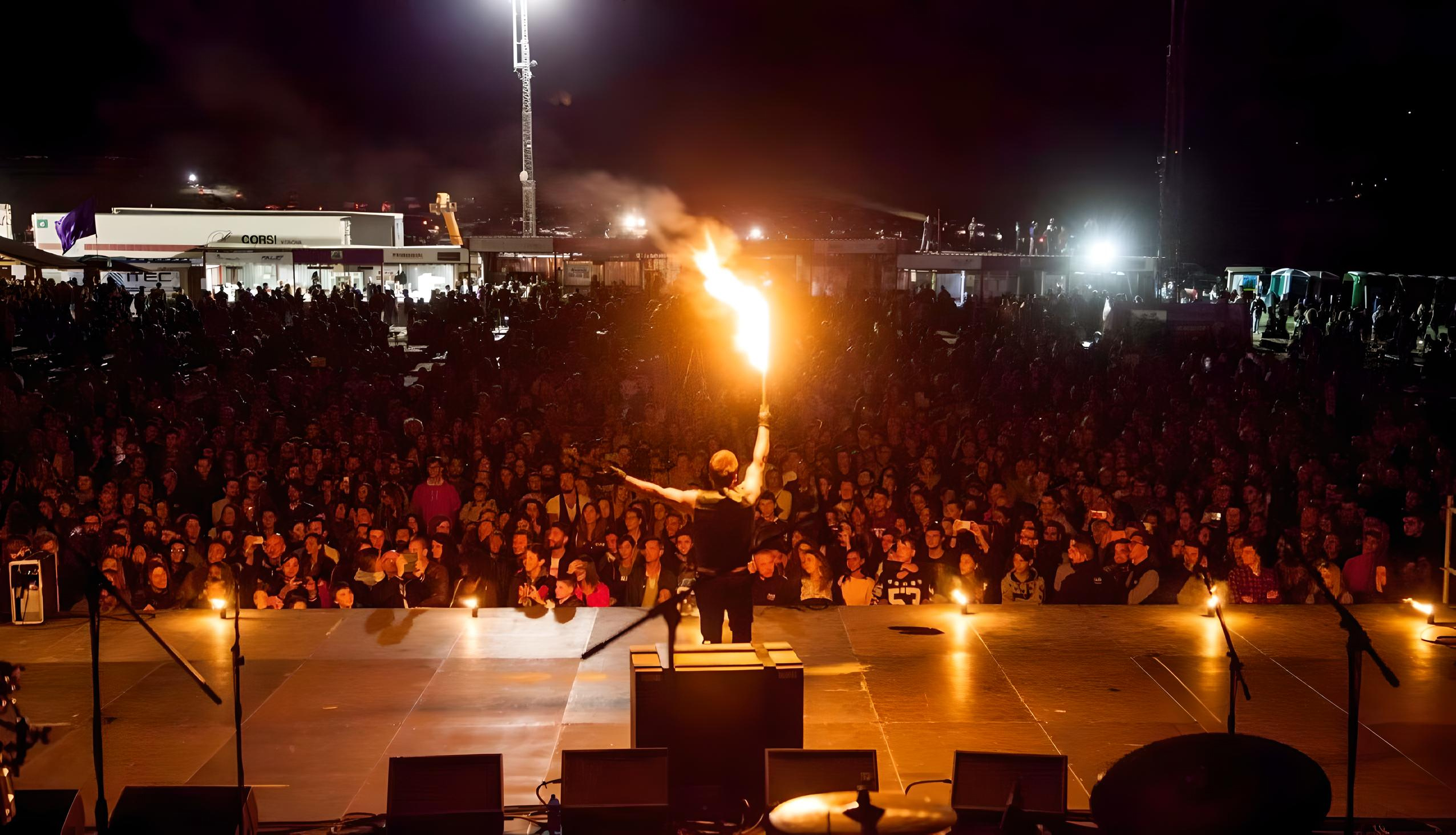Elvis gjeci con una fiaccola durante il suo spettacolo di fuoco completo di led e acrobazie per eventi matrimoni e feste in piazza notti bianche