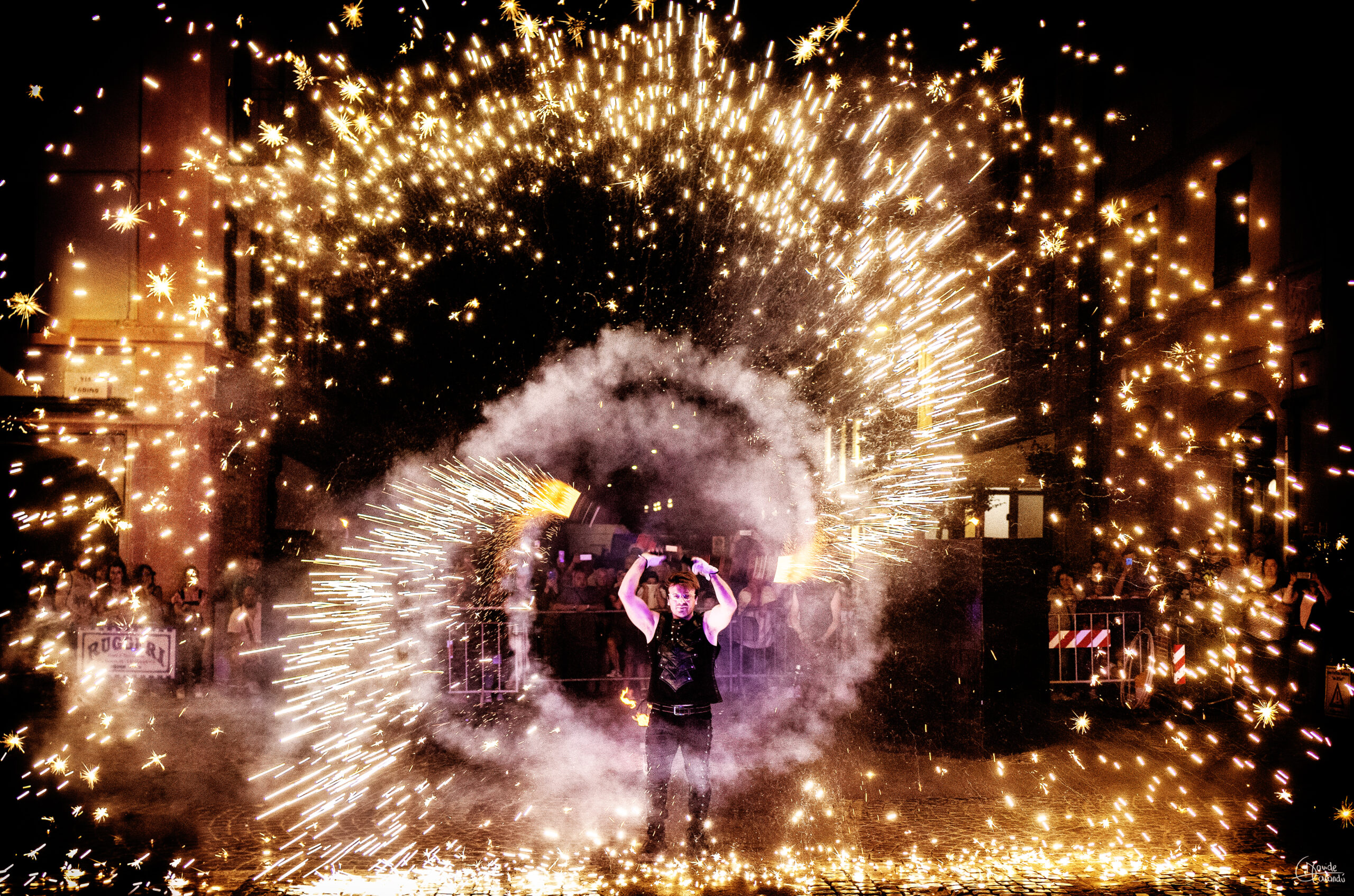 Elvis gjeci con fiaccole infuocate durante show di fuoco fa scintille durante eventi matrimoni e feste in piazza notti bianche